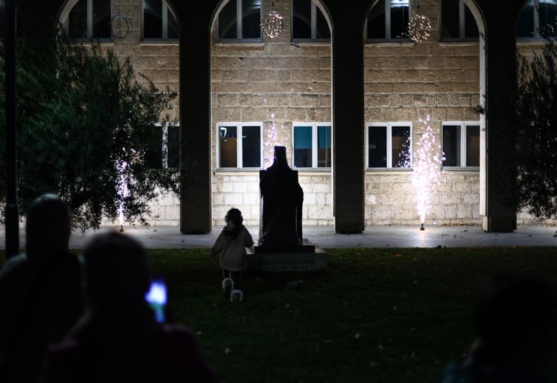 Paljenje prve adventske svijeće ispred Hrvatskog doma hercega Stjepana Kosače - Zapaljena prva svijeća na gradskom adventskom vijencu